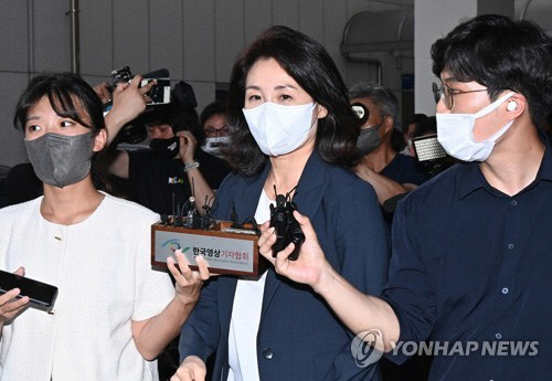 이재명 더불어민주당 의원 배우자 김혜경 씨가 23일 오후 경기도 수원시 경기남부경찰청에서 '법인카드 유용 의혹' 관련 조사를 마친 후 나오고 있다.   [공동취재]